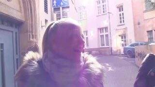 Geiler Sperma Walk mitten in der Innenstadt mit Teen Mira Grey von MyDirtyHobby