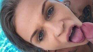 Devotes Teen Queen Kedi bläst und gibt ein Deepthroat bis er ihr ins Gesicht spritzt